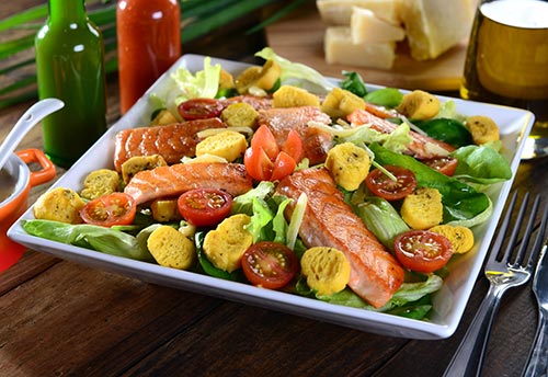 Salat mit Lachsstreifen